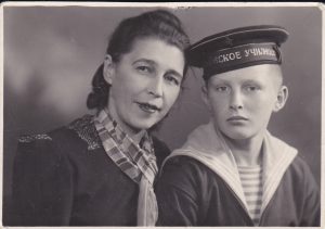 Чистяков Коля (мой отец) - нахимовец с тётей Олей. 1944-45 г.